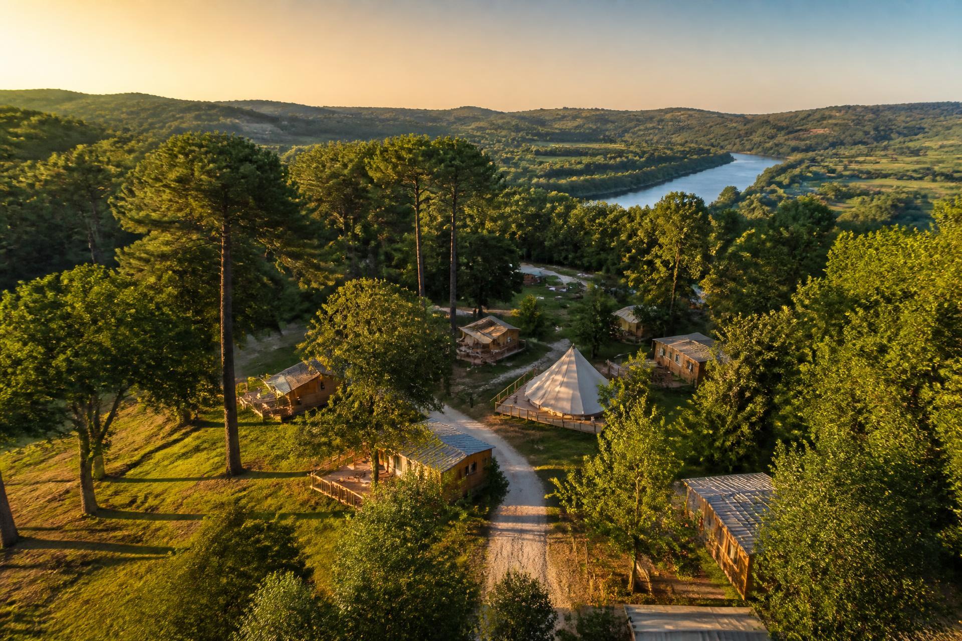 Vue aérienne du Camping Les Grands Chênes au coucher du soleil en Dordogne